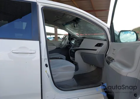 2013 Toyota Sienna Le V6 8 Passenger z USA, uszkodzony, nr VIN 5TDKK3DC8DS360855